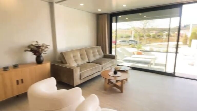 Luxury real estate property ALT: Exquisi